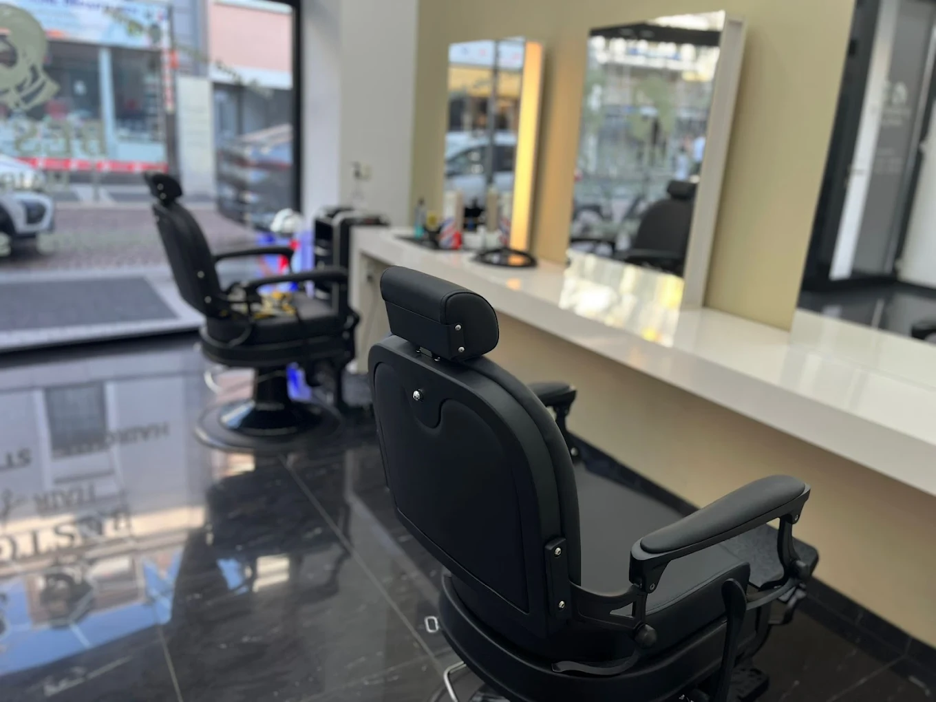 Klassische Barber-Stühle, frisch eingerichtet